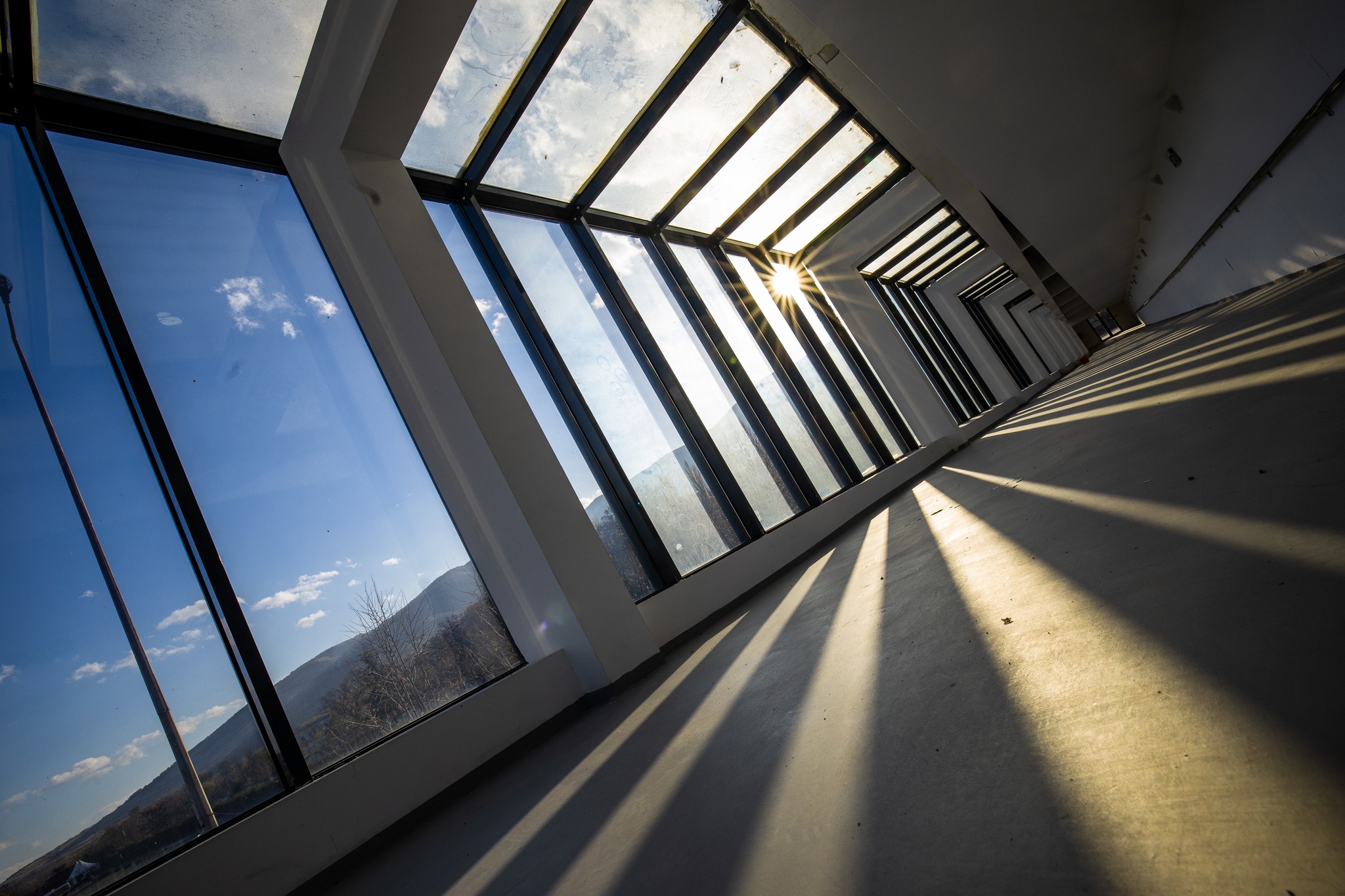 Коридор с естествена светлина и планински изглед