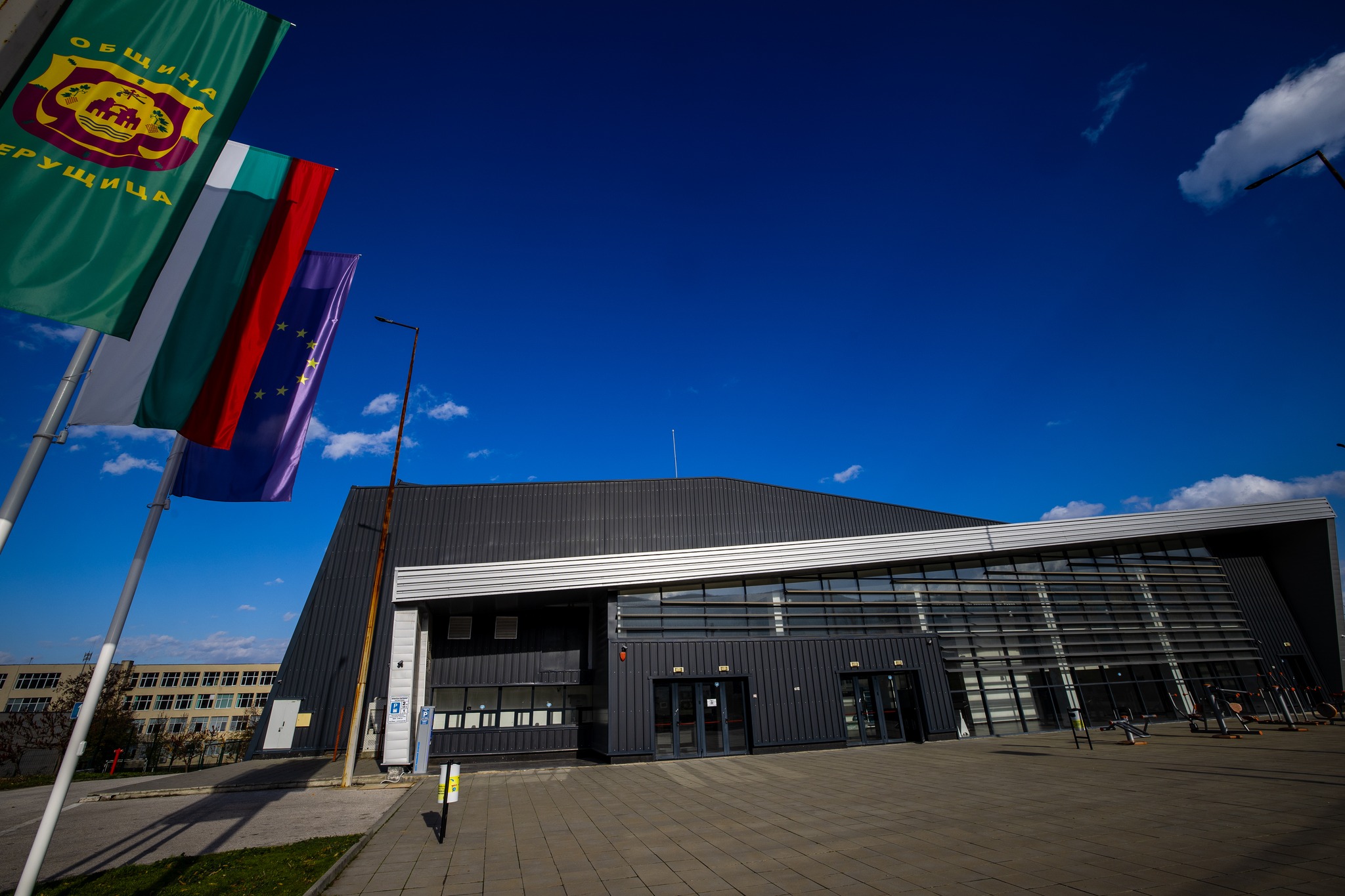 Модерна спортна зала — екстериор